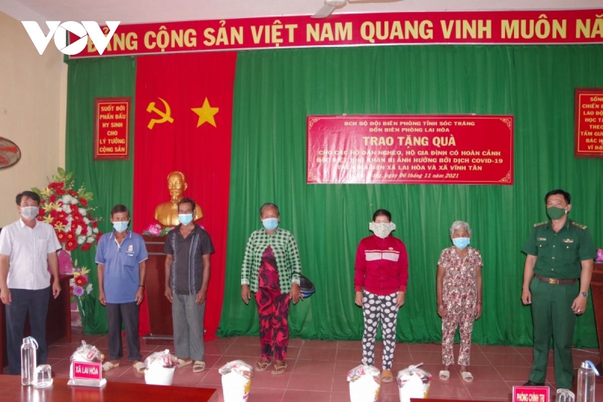 bo doi bien phong soc trang tang qua cho dong bao khmer ngheo hinh anh 1