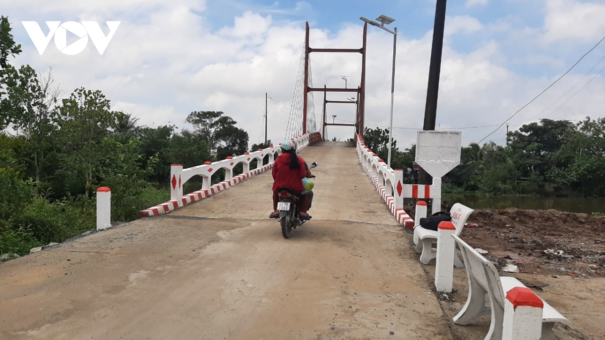 Doi xay dung cau tu thien tai tien giang an com nha, lam viec xa hoi hinh anh 3