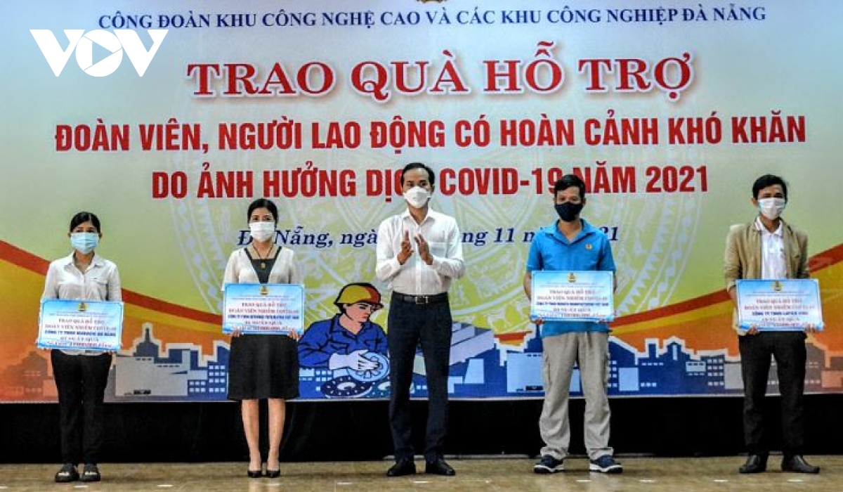 Đà Nẵng trao quà cho công nhân bị ảnh hưởng bởi dịch COVID-19