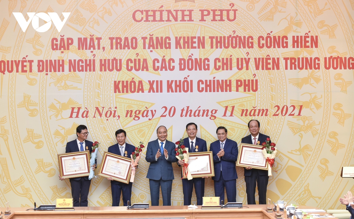 trao quyet dinh khen thuong, nghi huu cho mot so thanh vien chinh phu nhiem ky 2016-2021 hinh anh 2