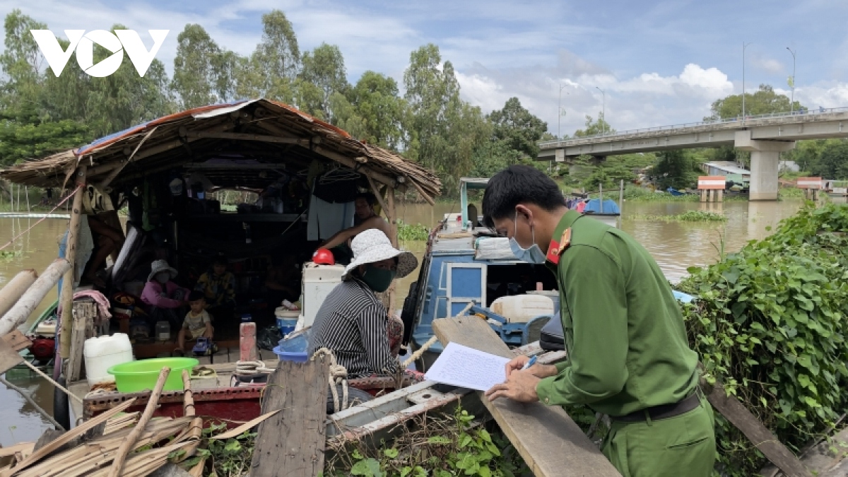 choi dua tren ghe ca, be gai 3 tuoi roi xuong song tu vong hinh anh 1