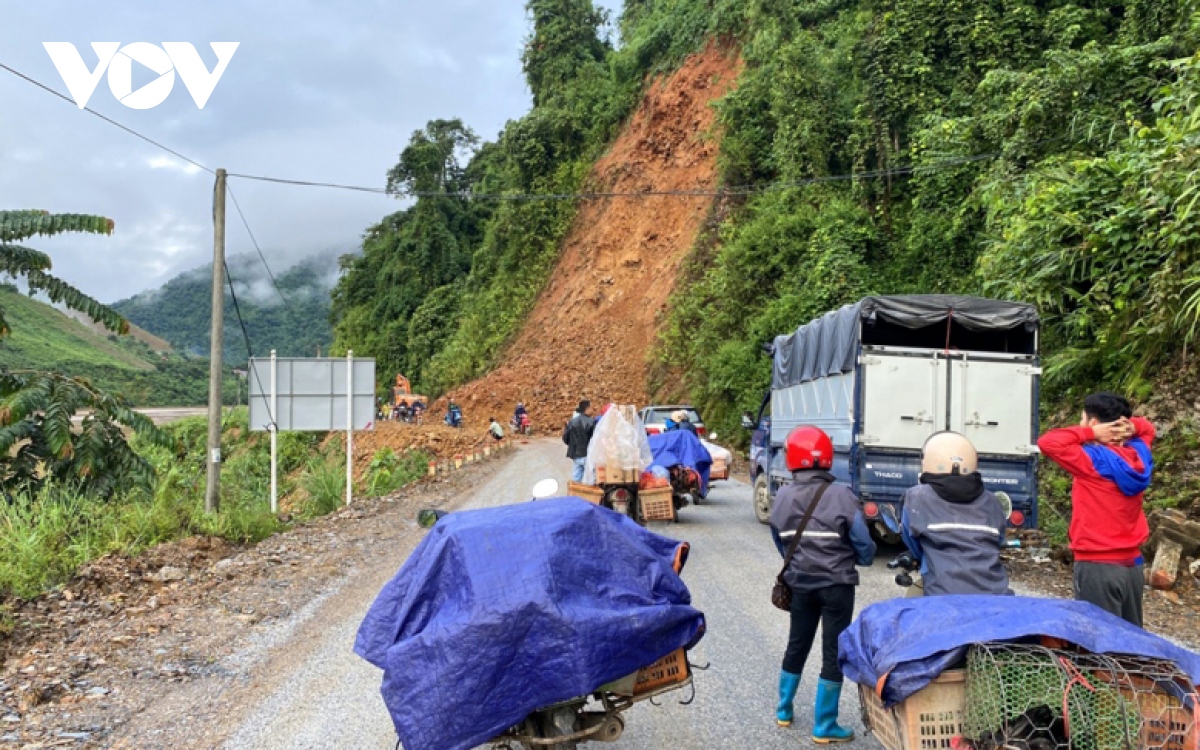 tiep tuc xay ra sat lo tren nhieu tuyen giao thong o lai chau do mua keo dai hinh anh 2