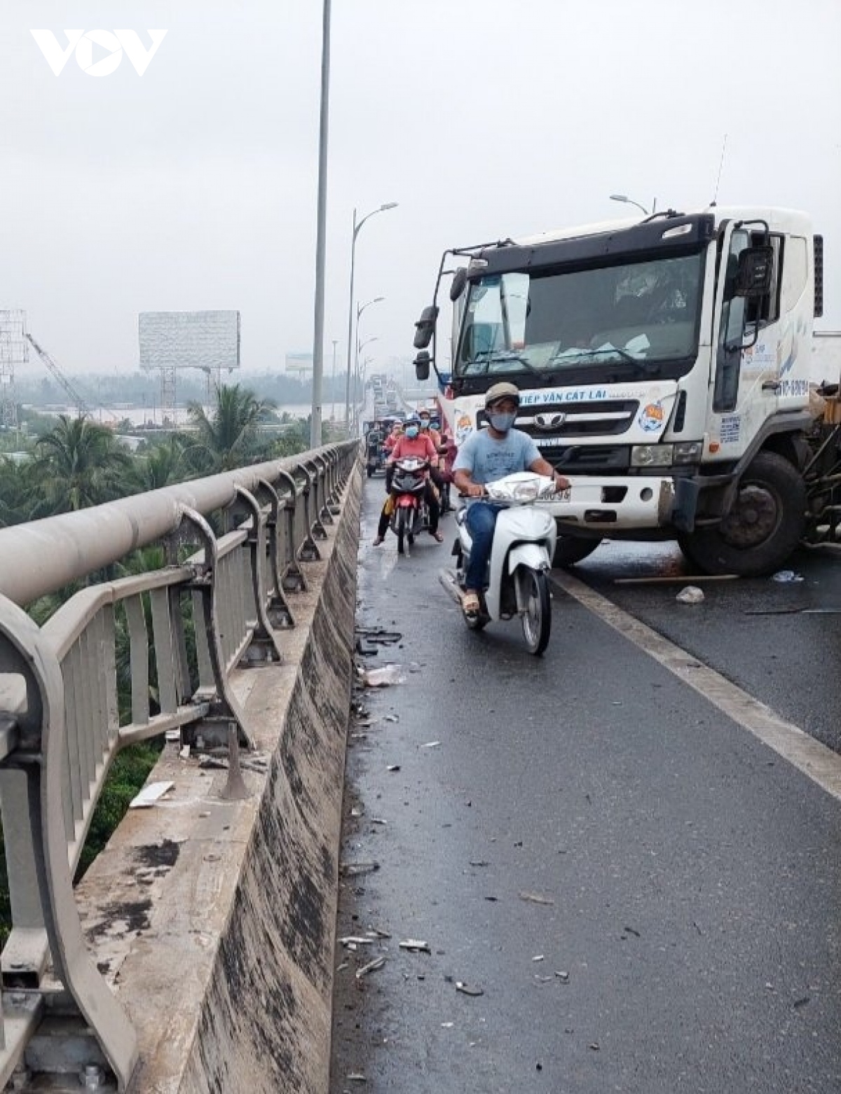 xe mat lai nam ngang mat cau, gay un tac nghiem trong tren cau rach mieu hinh anh 2