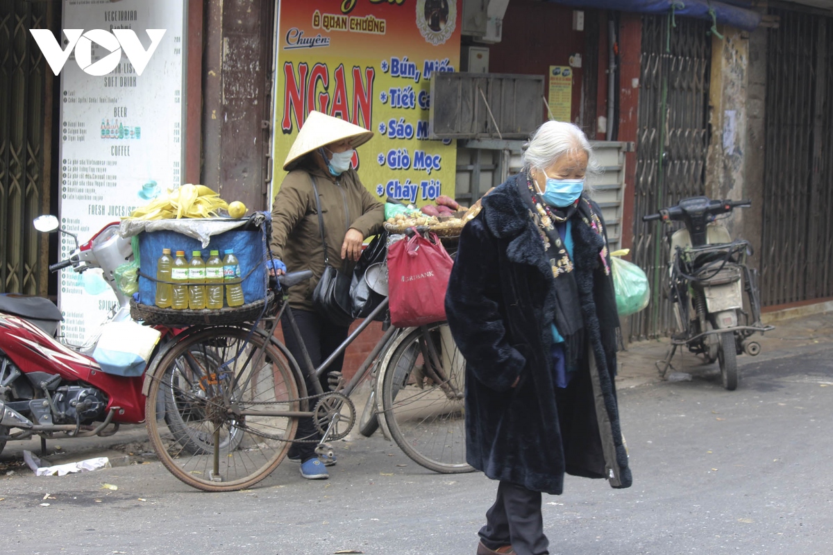 nguoi ha noi mac kin mit trong tiet troi ret dam nhat tu dau mua hinh anh 6