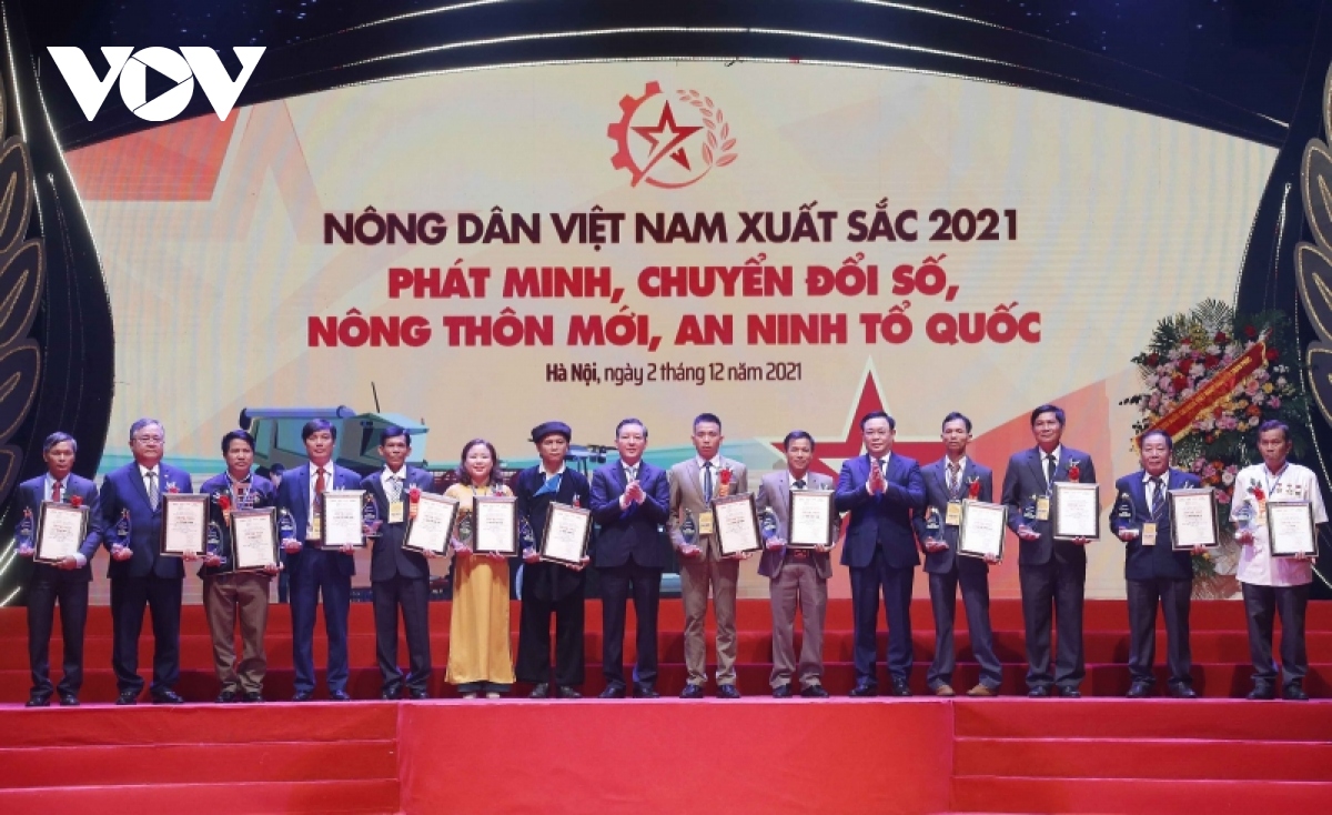 chu tich quoc hoi du le ton vinh va trao danh hieu nong dan viet nam xuat sac 2021 hinh anh 2