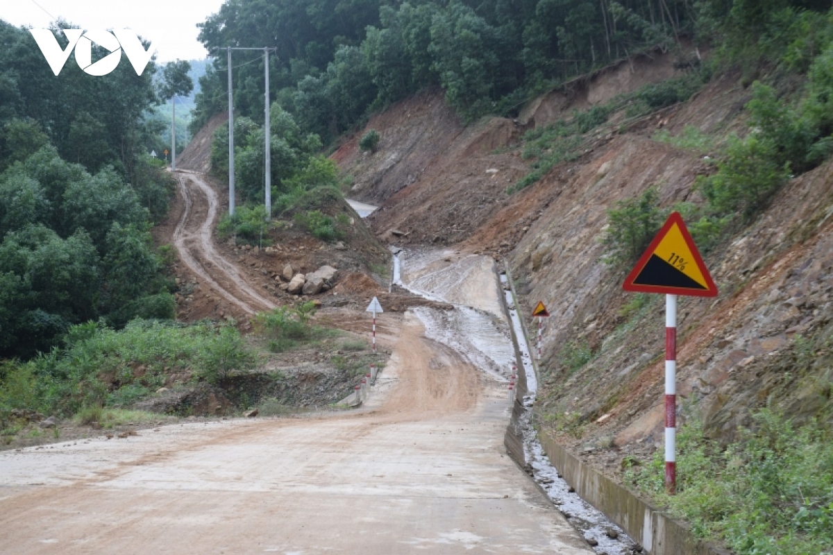 binh Dinh khac phuc hau qua mua lu, dam bao an toan giao thong hinh anh 1