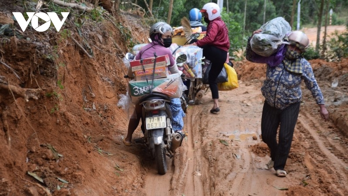 binh Dinh khac phuc hau qua mua lu, dam bao an toan giao thong hinh anh 4