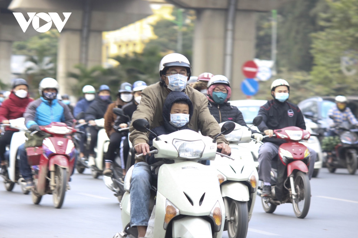 nguoi ha noi mac kin mit trong tiet troi ret dam nhat tu dau mua hinh anh 2