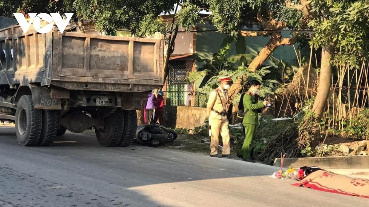 va cham voi xe tai, co gai tre di xe may tu vong tai cho hinh anh 1