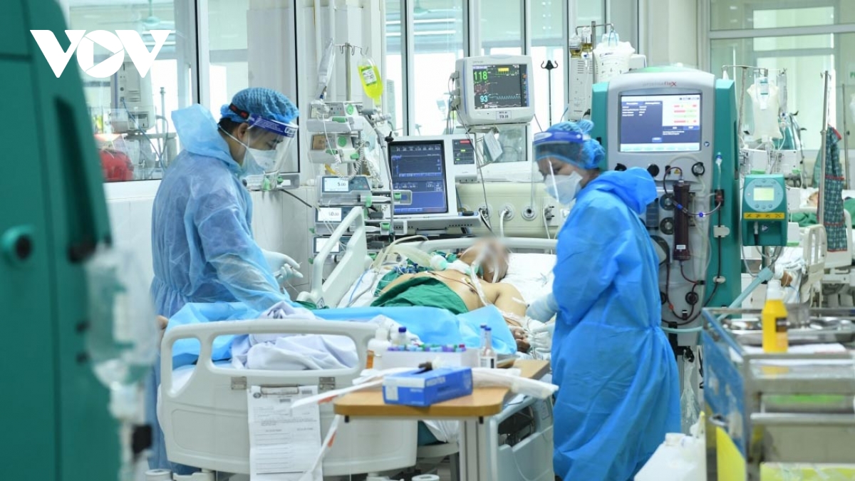 Severe COVID-19 patients fill up Hanoi hospitals