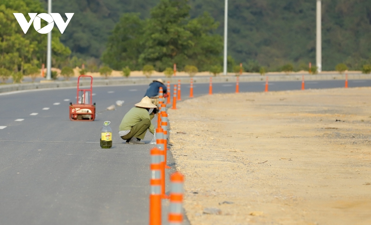 Duong bao bien dep nhat quang ninh dang dan thanh hinh hinh anh 11