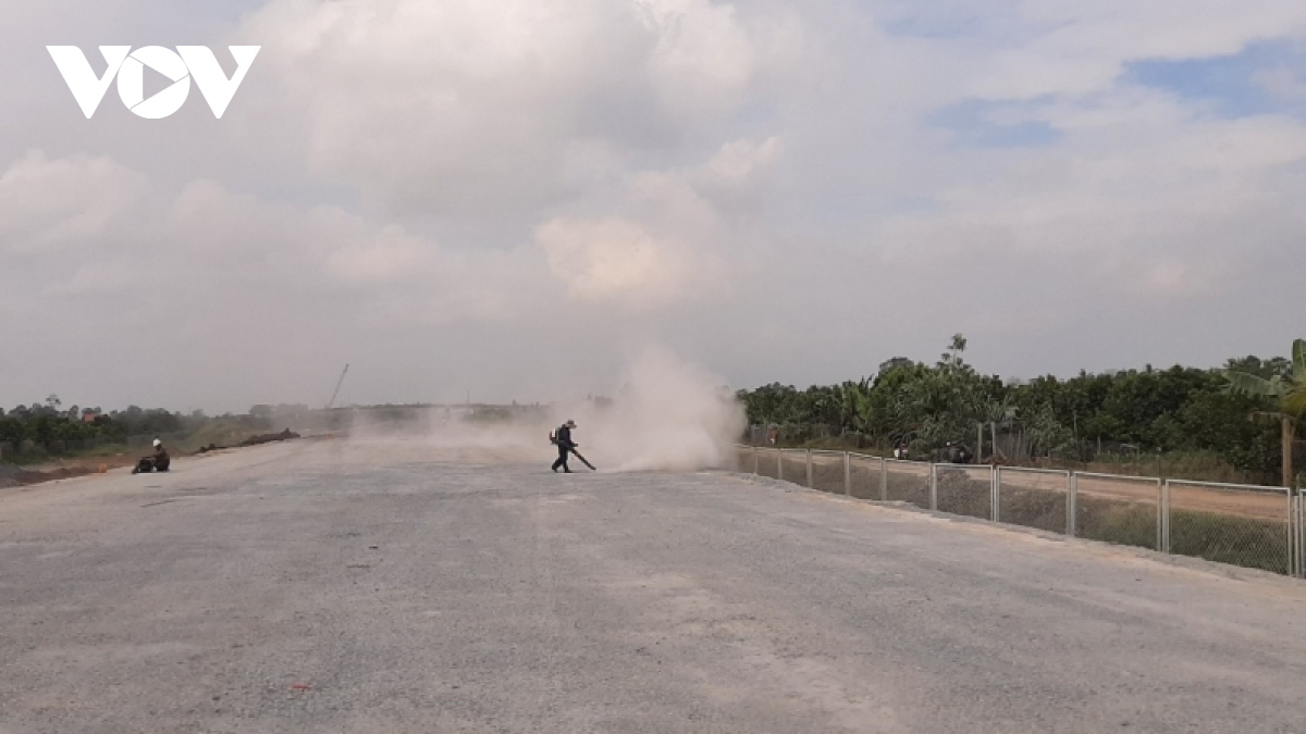 ron rang tren cong truong xay dung duong cao toc trung luong- my thuan hinh anh 7