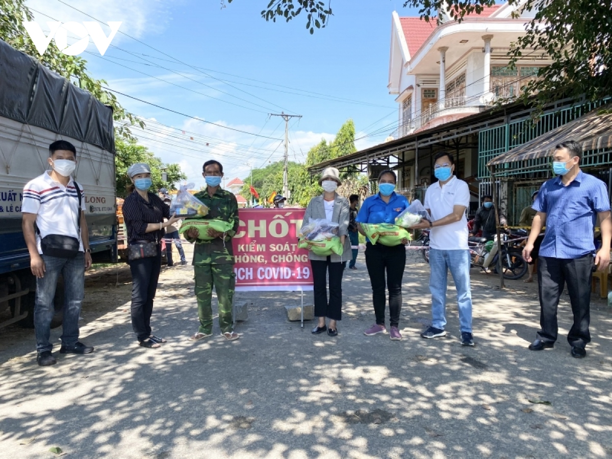 Đồng hành cùng người dân buôn kết nghĩa vượt qua đại dịch