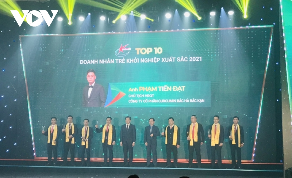 pho thu tuong le minh khai du le trao danh hieu doanh nhan tre khoi nghiep xuat sac 2021 hinh anh 1