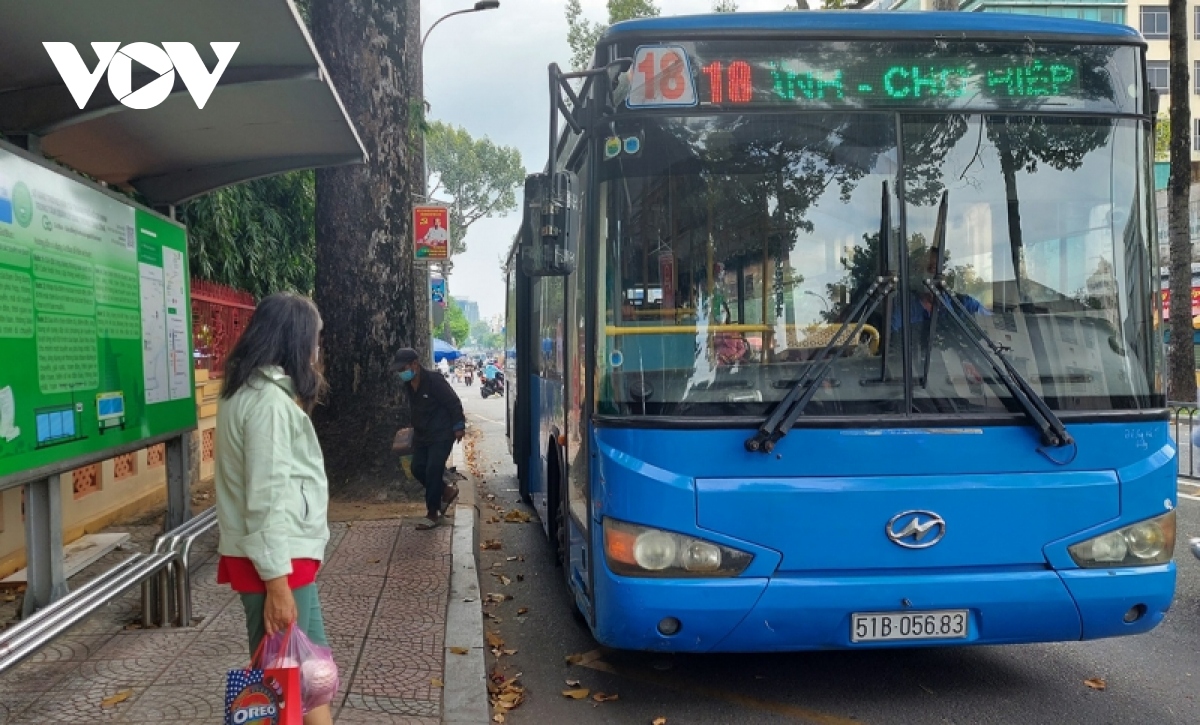 TP.HCM: Xe buýt hoạt động èo uột do người dân còn e ngại | VOV.VN