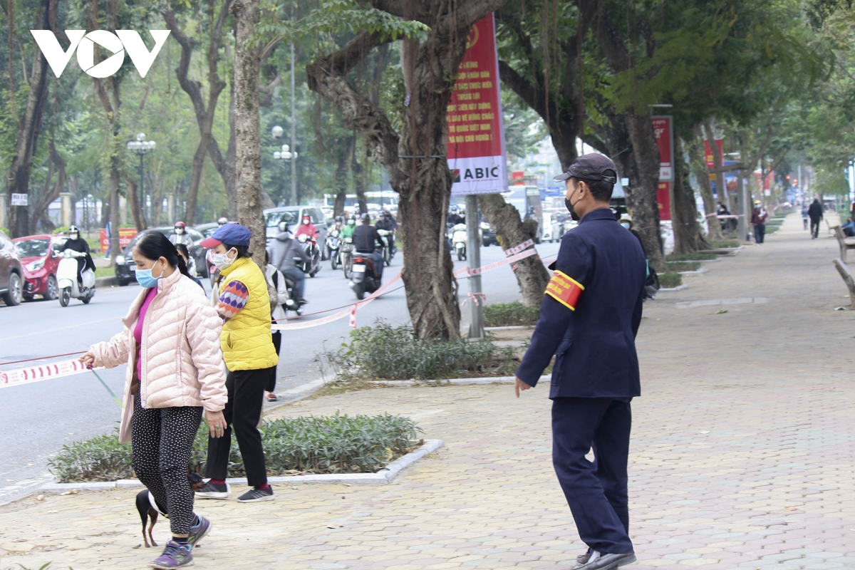 cong vien tren dia ban quan mau cam o ha noi lai dong cua vi dich covid-19 hinh anh 13