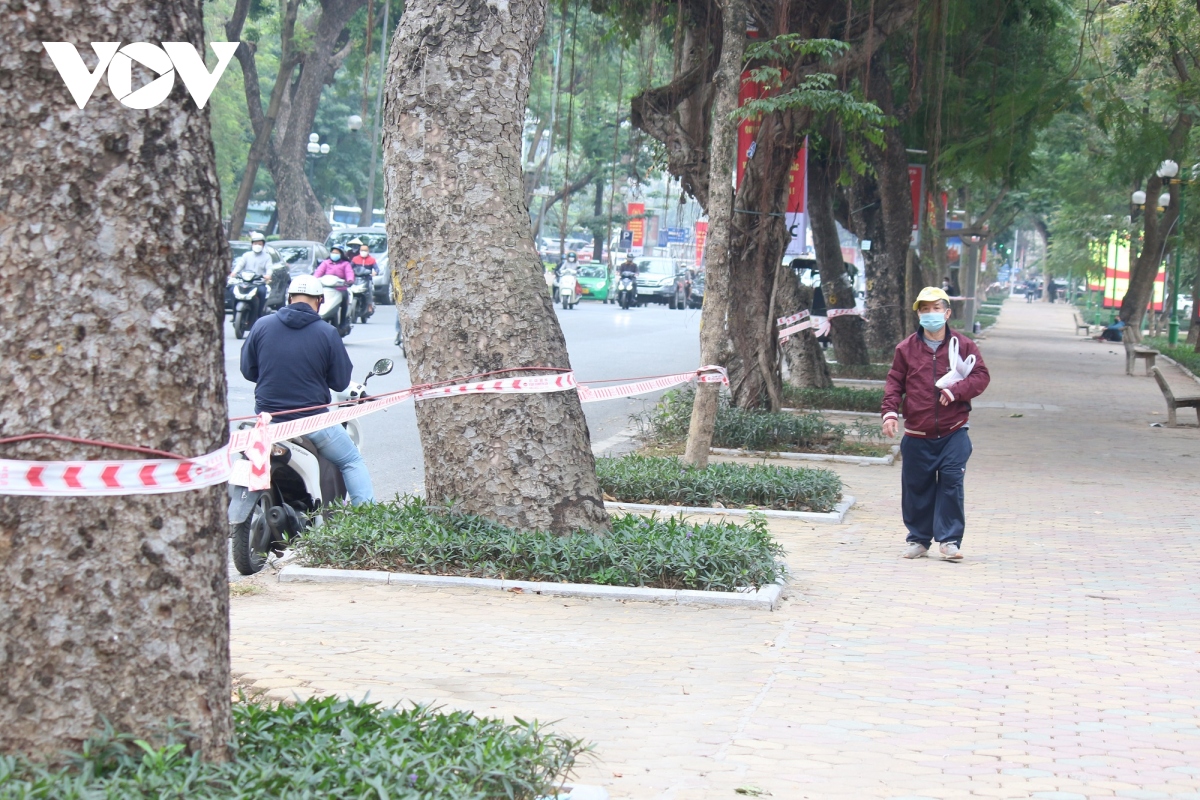 cong vien tren dia ban quan mau cam o ha noi lai dong cua vi dich covid-19 hinh anh 2