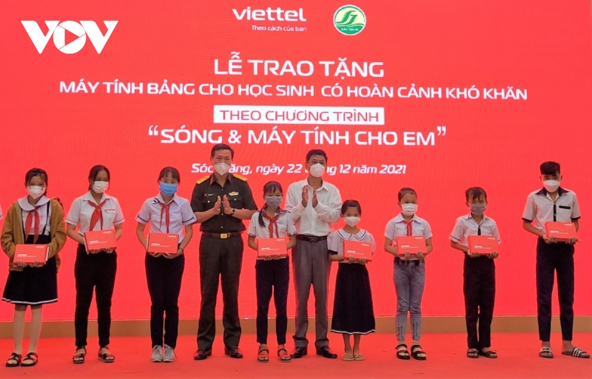 trao 12.785 may tinh bang cho hoc sinh ngheo, co hoan canh khan o tinh soc trang hinh anh 1