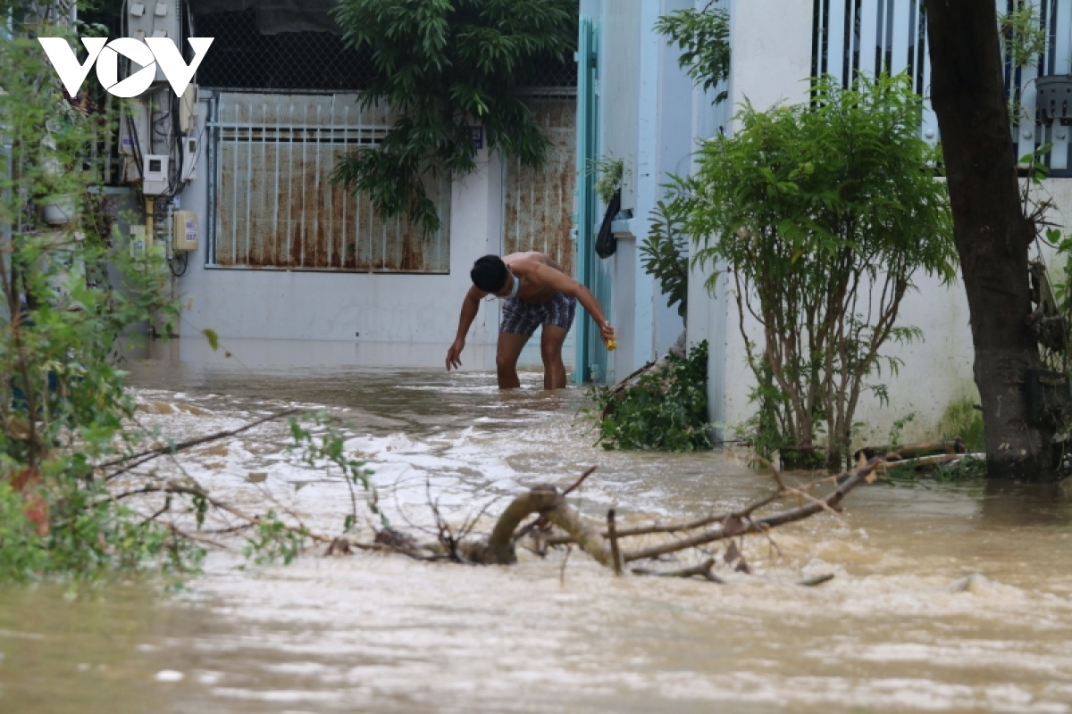 mua lu lam nhieu vung ngoai o tp nha trang ngap sau hinh anh 4