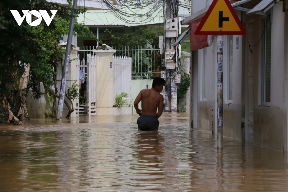 mua lu lam nhieu vung ngoai o tp nha trang ngap sau hinh anh 6