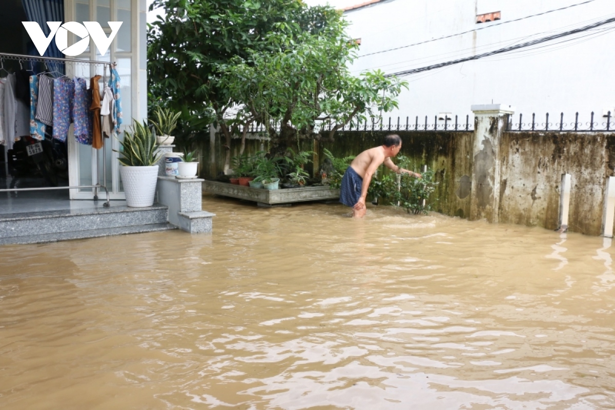 mua lu lam nhieu vung ngoai o tp nha trang ngap sau hinh anh 8