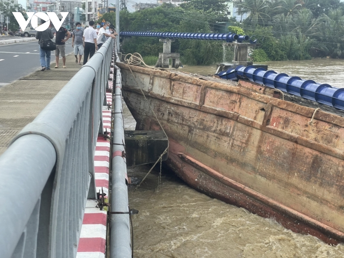 Hai sà lan bị trôi làm đứt đường ống dẫn nước sinh hoạt của thành phố Nha Trang