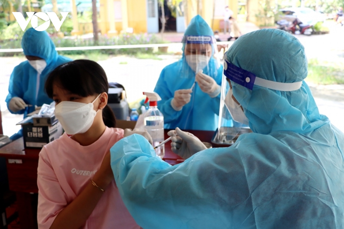 Dong thap da tiem hon 2.400 lieu vaccine mui 3 hinh anh 1