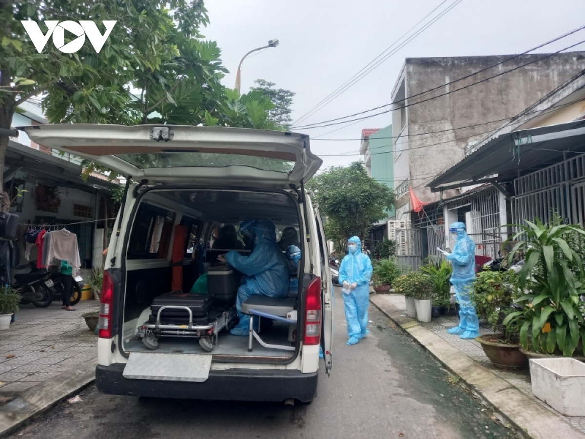 Den tan nha tiem vaccine phong covid-19 cho nguoi gia yeu, nguoi co benh nen hinh anh 3