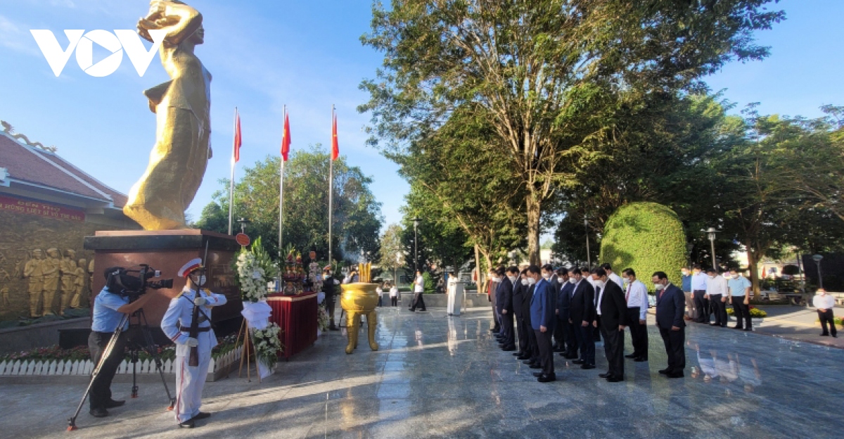 thu tuong dat vong hoa, thap huong tuong niem anh hung, liet si vo thi sau hinh anh 1