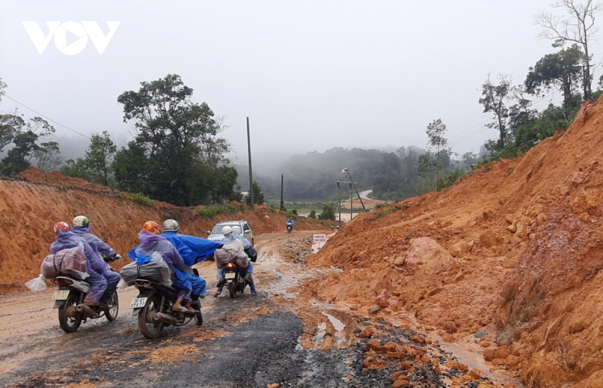 kon tum khan truong khac phuc sat lo do mua lu tren quoc lo 24 hinh anh 1