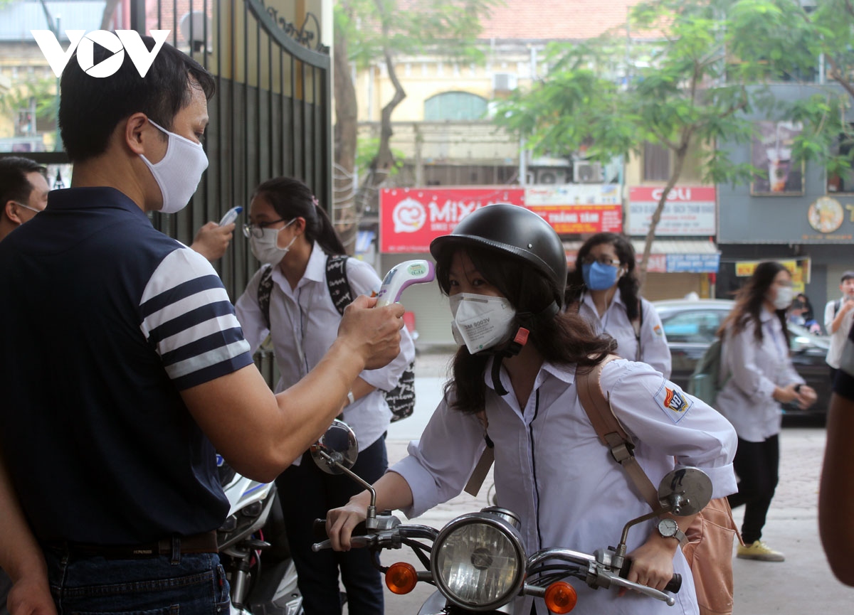 ha noi ca mac covid-19 gia tang, phu huynh lo lang, nha truong xin lui lich di hoc hinh anh 1