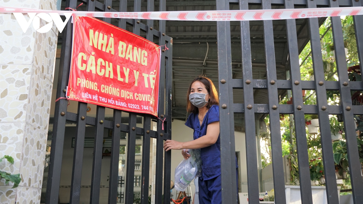 f0 dieu tri tai nha co doi tinh nguyen ho tro dieu tri, di cho ho hang ngay hinh anh 4