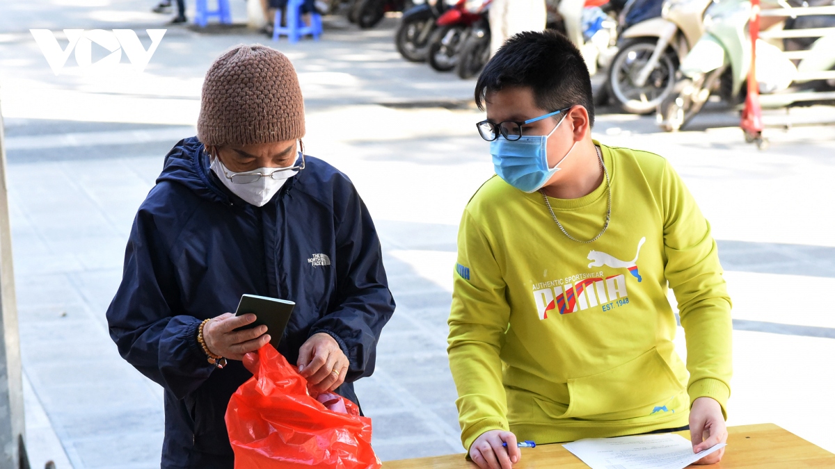 phu huynh ha noi dung ngoi khong yen khi dua con di tiem hinh anh 4