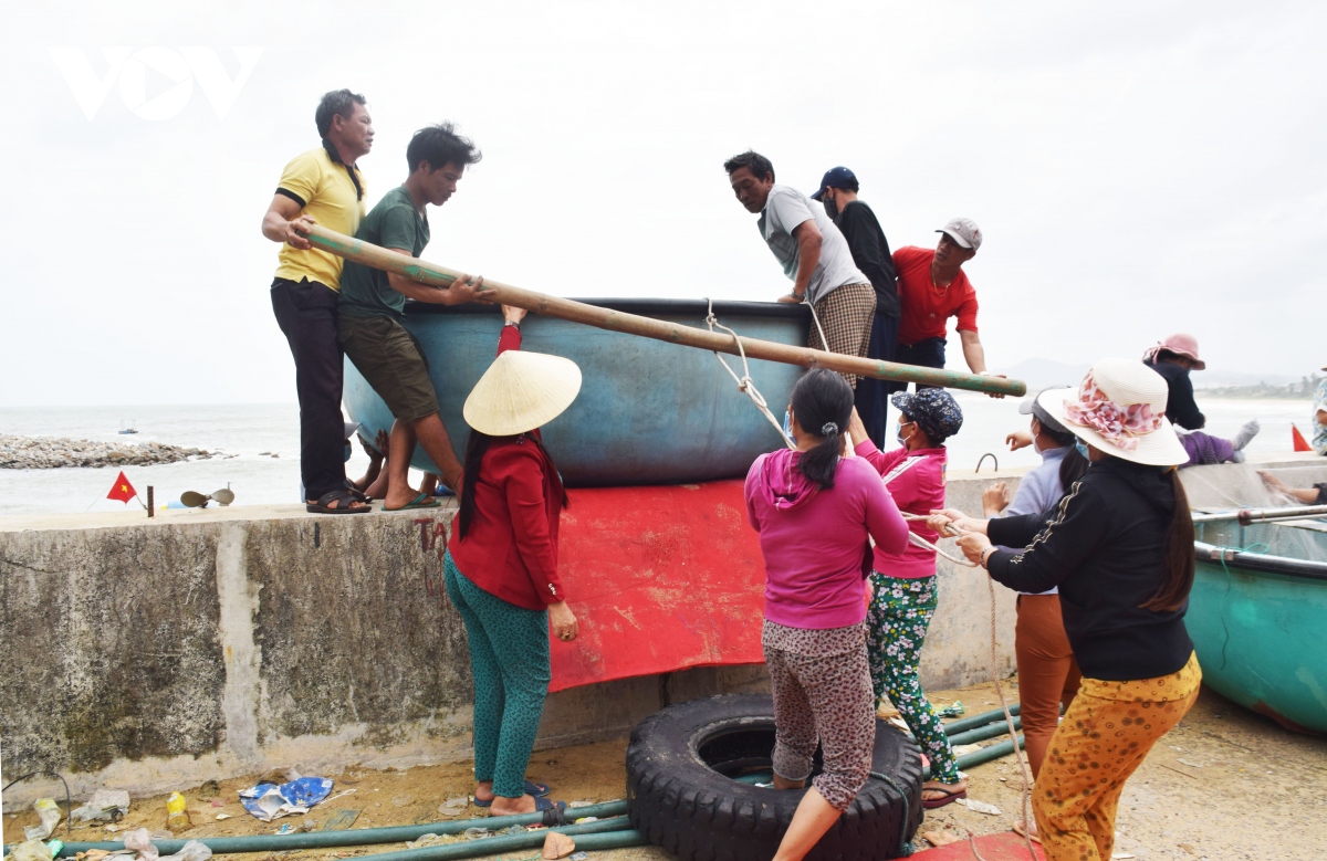 ngu dan phu yen hoi ha dua thuyen thung len bo tranh bao so 9 hinh anh 7