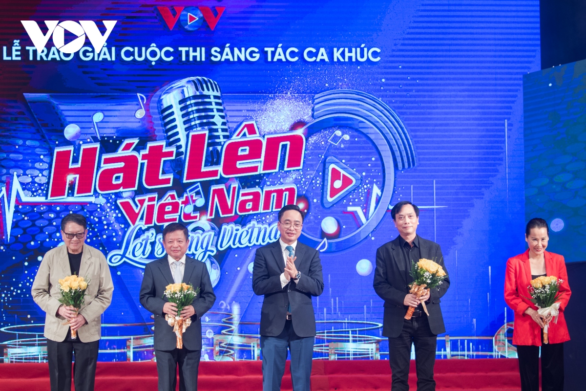 toan canh le trao giai cuoc thi sang tac ca khuc hat len viet nam let s sing vietnam hinh anh 4