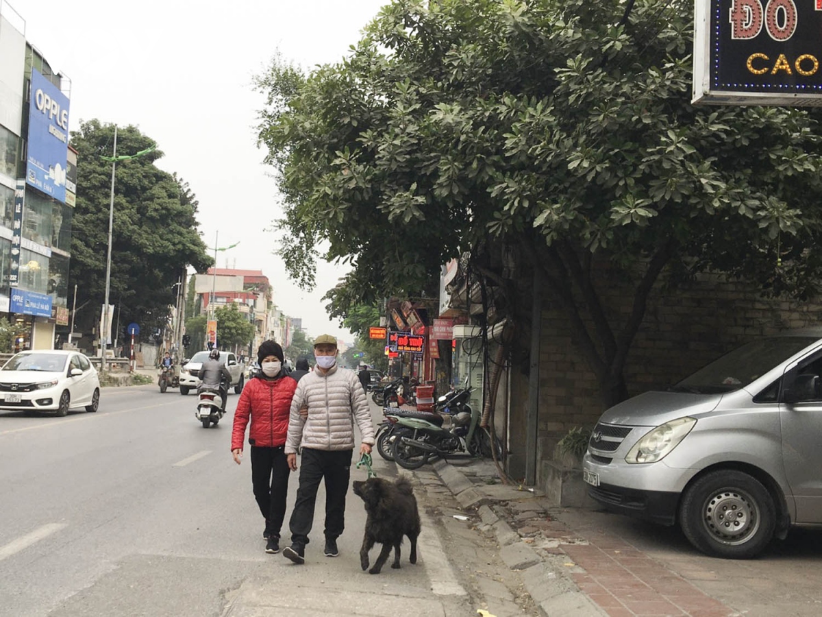 cong vien tren dia ban quan mau cam o ha noi lai dong cua vi dich covid-19 hinh anh 9