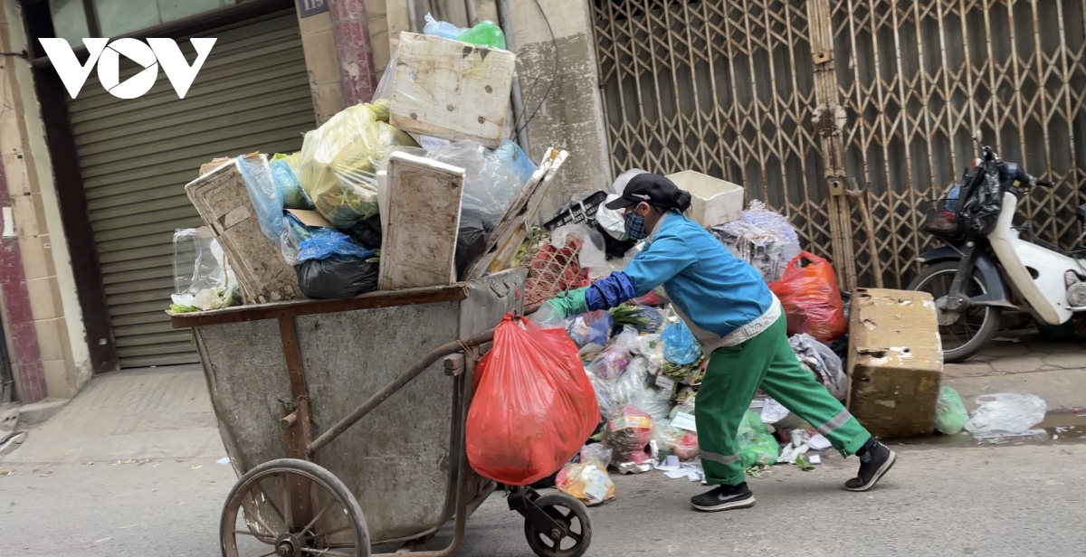 Những người vẫn miệt mài mưu sinh, làm nhiệm vụ chiều tối cuối năm