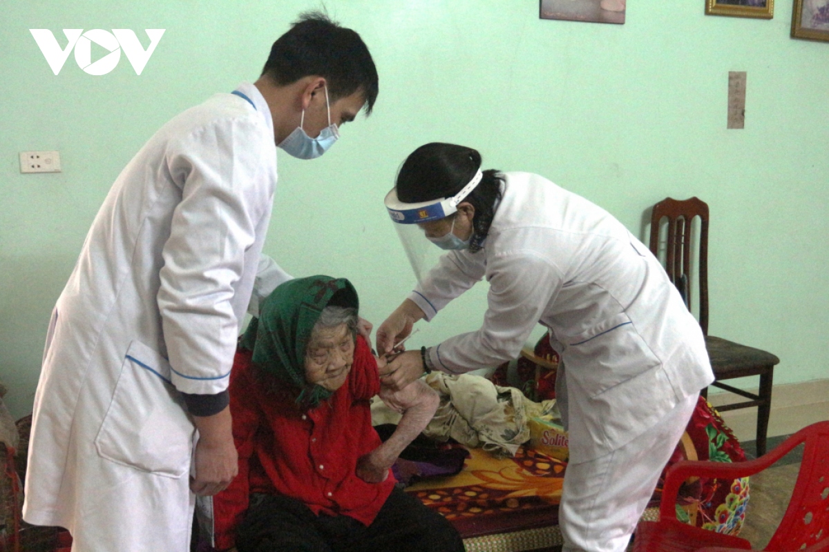 quang ninh se tiem vaccine covid-19 cho nguoi tro ve an tet hinh anh 1