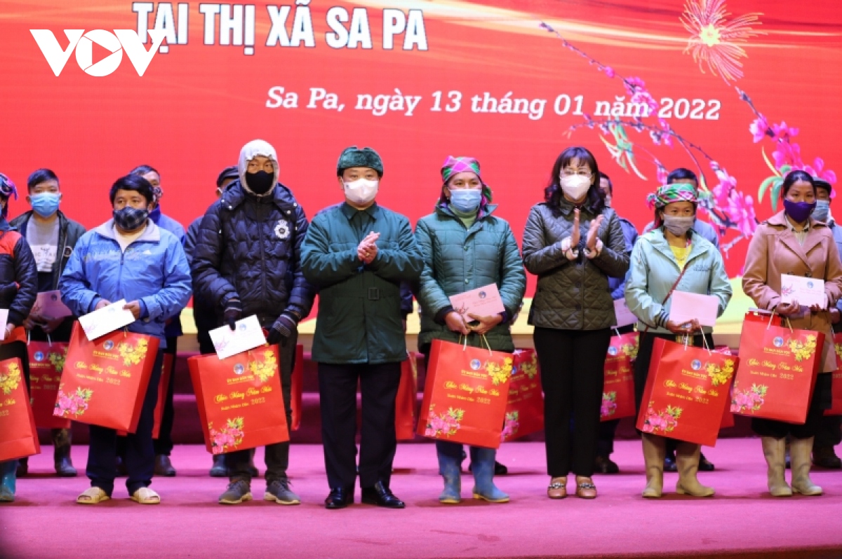 vov va Uy ban dan toc tang qua cho hoc sinh, dong bao dan toc thieu so o lao cai hinh anh 6