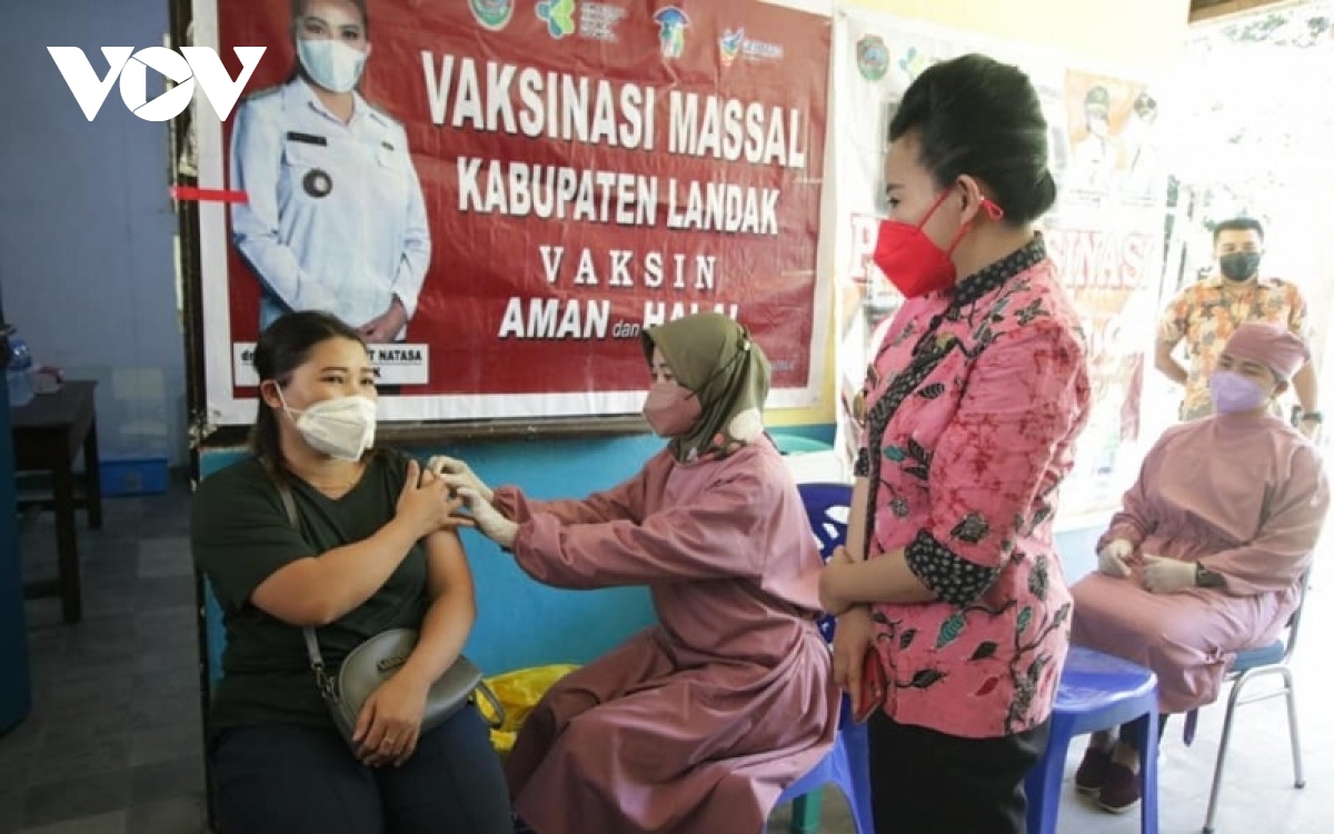 kinh nghiem indonesia tiem tang cuong vaccine covid-19 khi omicron lan rong hinh anh 1