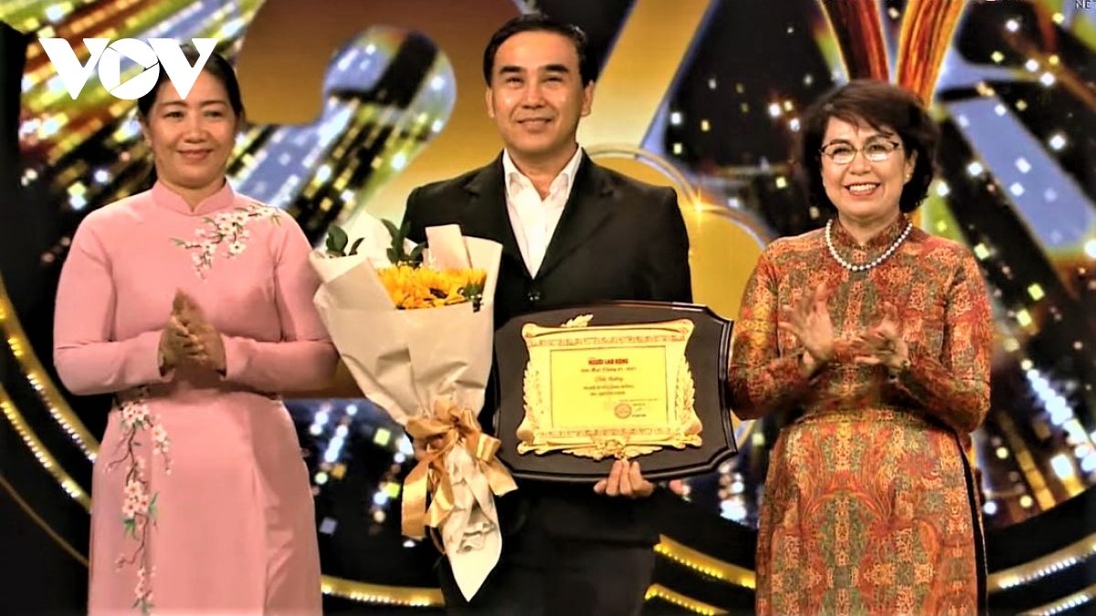 Cố ca sĩ Phi Nhung, MC Quyền Linh được vinh danh tại Lễ trao giải ...