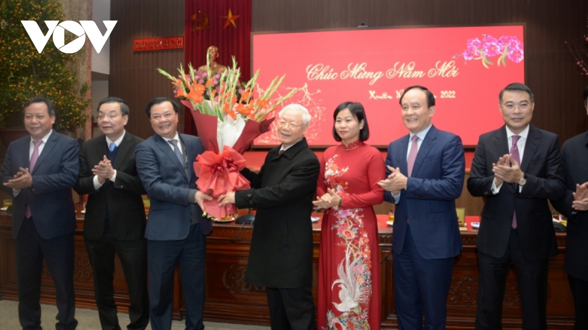 party leader pays tet visit to hanoi party committee, administration picture 1