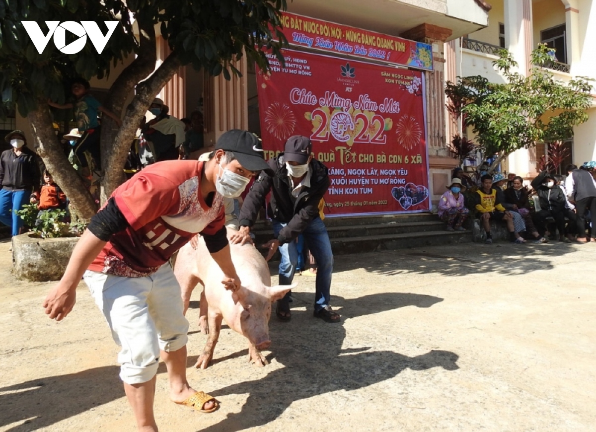 Dua tet den vung can cu cach mang tu mo rong, kon tum hinh anh 1