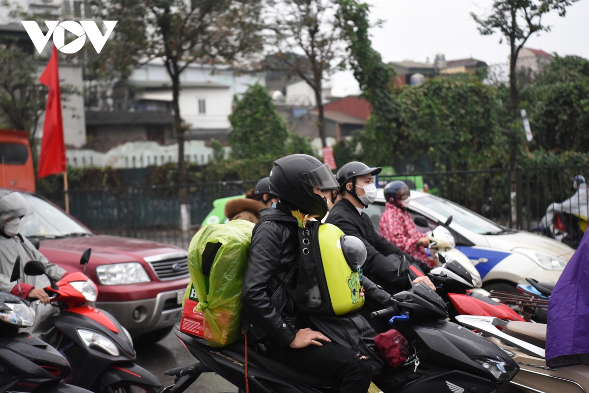 ngay dau nghi tet nguoi dan doi mua hoi ha ve que an tet hinh anh 12