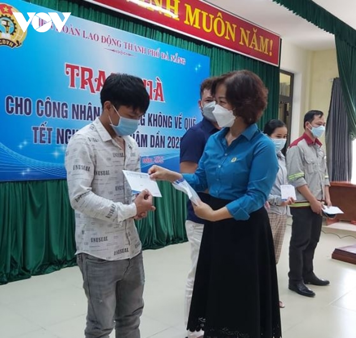 Da nang trao hon 1000 suat qua tang cong nhan khong ve que an tet hinh anh 1