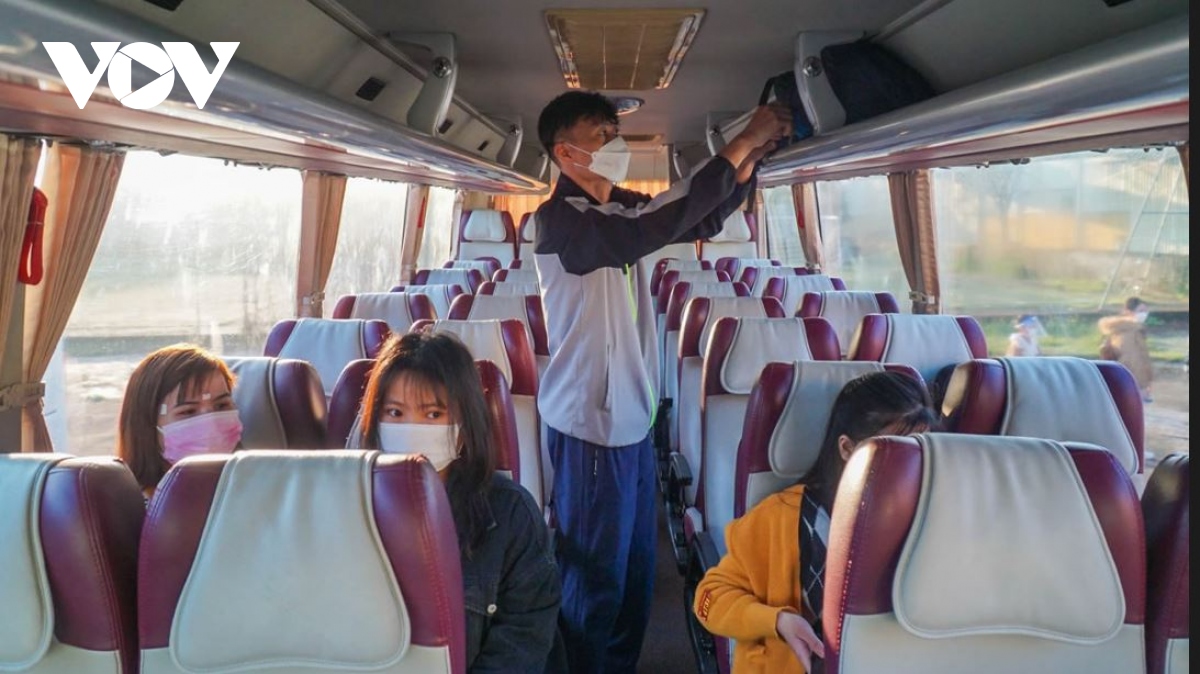 chuyến xe công đoàn đưa người lao động về quê đón tết hình ảnh 4 chuyen xe cong doan dua nguoi lao dong ve que don tet hinh anh 4