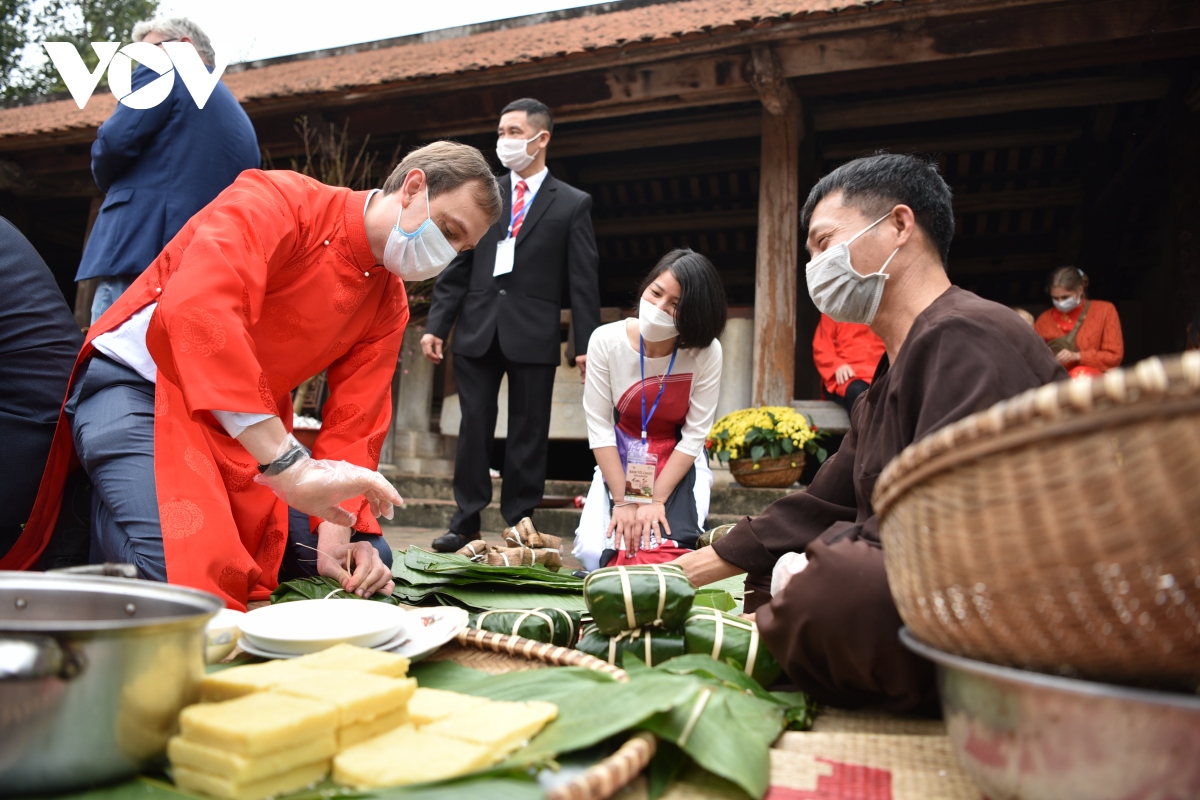 khach nuoc ngoai trai nghiem lang co, tet viet tai Duong lam hinh anh 2