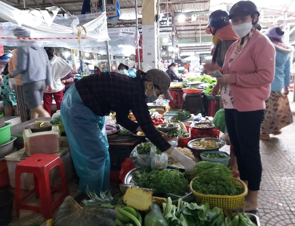 nguoi dan Da nang bat dau mua sam tet, sieu thi, tieu thuong phan khoi hinh anh 3