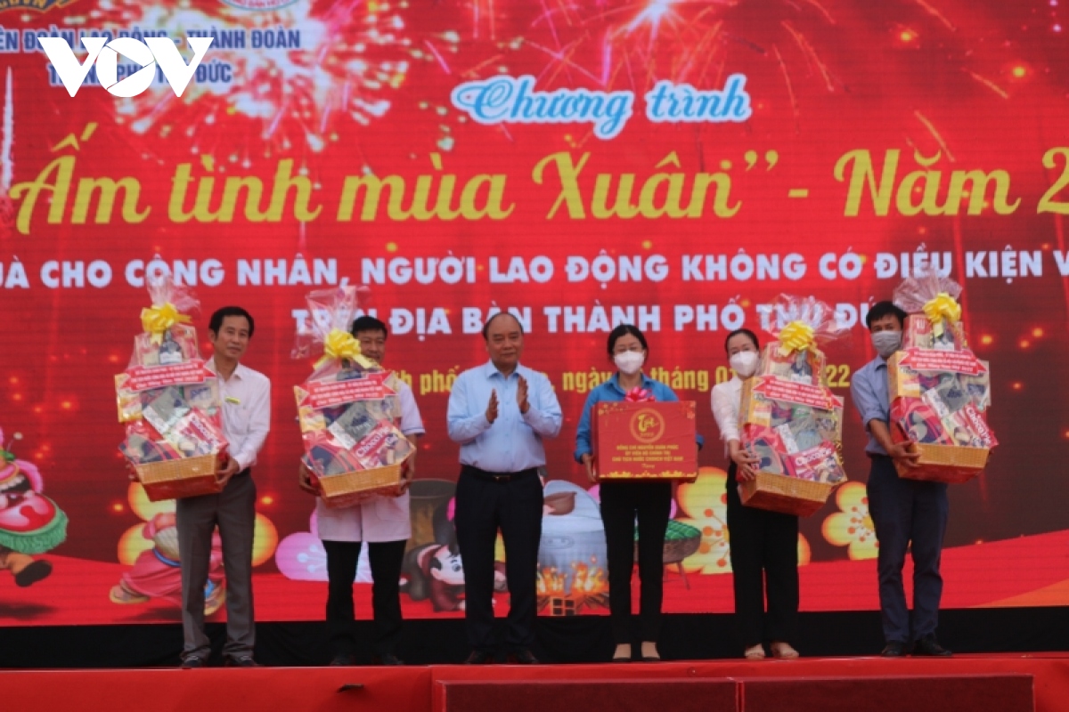 cong nhan, nguoi lao dong tp.hcm xuc dong nhan qua tet cua chu tich nuoc hinh anh 3