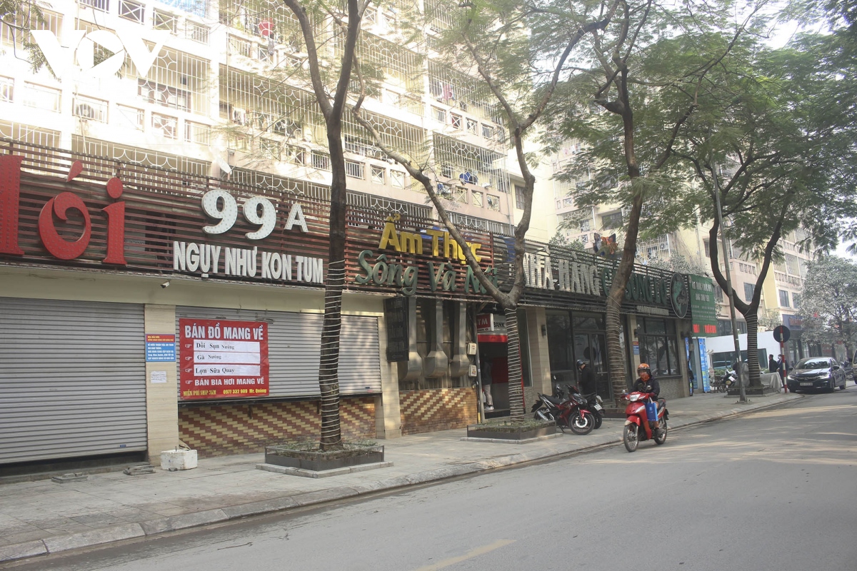 hang quan nghi tet som, pho xa ha noi diu hiu hinh anh 1